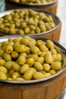 Polonya 'nın Gdansk kentindeki sokak pazarında farklı marine edilmiş zeytinler ve yerel yiyecekler. Sokak yemeği satıp almak. Markette iştah açıcı zeytin çeşitleri. Turist eğlencesi