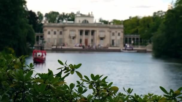 华沙Lazienki公园旅游胜地岛上的浴场古典主义者宫殿 波兰华沙拉齐耶斯基皇家浴场 湖面的镜像反射 夏天的自然巴洛克柱 — 图库视频影像