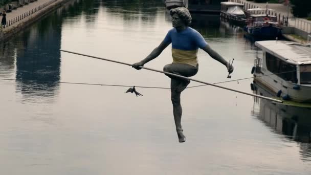 Ποταμός Brda Στο Bydgoszcz Άνθρωπος Που Διασχίζει Ένα Γλυπτό Του — Αρχείο Βίντεο