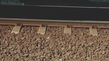 Yukarıdan tren istasyonu. Yeniden inşa edilmiş modern demiryolu altyapısı. Tren için ileriye giden demiryolu. Lokomotif için boş tren yolu. Ulaşım sistemi