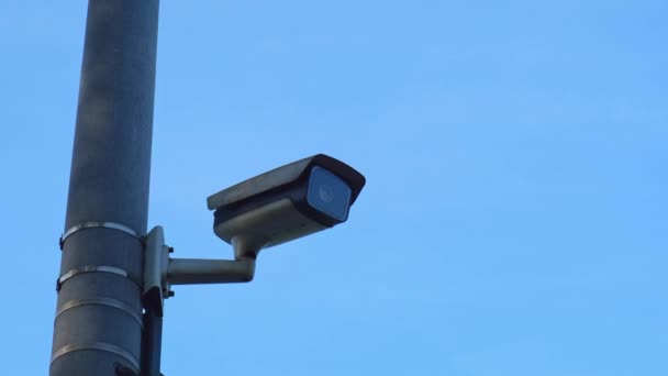 路上のセキュリティカメラの閉鎖 ブルースカイのパノラマビューを持つセキュリティCctvカメラ監視システムに焦点を当てます 技術コンセプト — ストック動画
