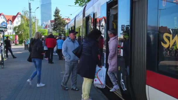 Гданьск Польша Май 2022 Года Общественный Транспорт Гданьске Трамвай Прибывает — стоковое видео
