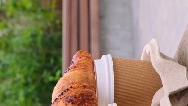 Čerstvě Upečený Čokoládový Croissant Dvou Papírových Kelímcích Víčkem Čaj Snídaně — Stock video