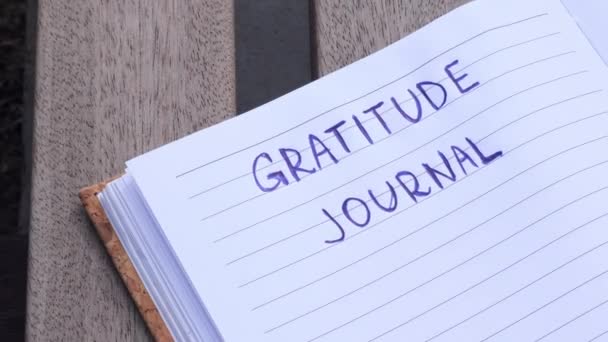 Dankbaarheid Journal Schrijven Houten Bank Daar Ben Vandaag Dankbaar Voor — Stockvideo