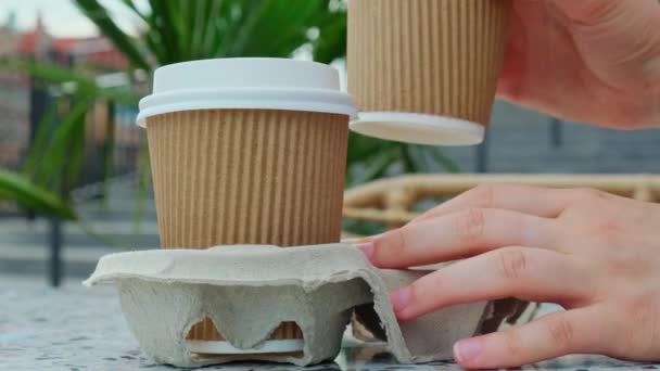 Kadın Eli Çay Için Kapaklı Iki Kağıt Bardak Alır Masadan — Stok video