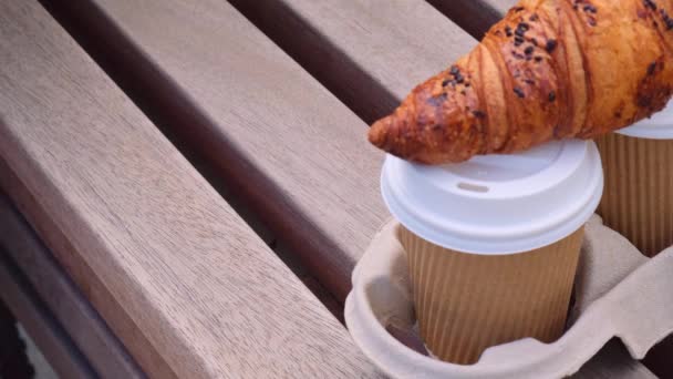 Junge Studenten Lernen Mit Notizbuch Park Kaffee Trinken Und Croissants — Stockvideo