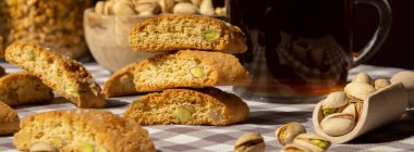 Biscotti Cantuccini Kurabiye Fıstıklı ve limonlu Shortbread. Bir fincan çay. Çay molası. Sağlıklı beslenme. Ev yapımı taze İtalyan kurabiyeleri cantucci rafları ve organik fıstık. Vejetaryen diyet vejetaryen. Beslenme