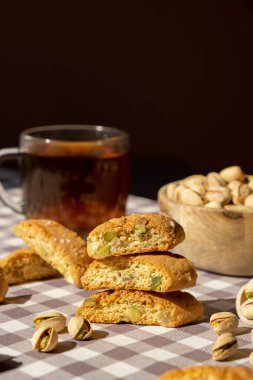 Biscotti Cantuccini Kurabiye Fıstıklı ve limonlu Shortbread. Bir fincan çay. Çay molası. Sağlıklı beslenme. Ev yapımı taze İtalyan kurabiyeleri cantucci rafları ve organik fıstık. Vejetaryen diyet vejetaryen. Beslenme