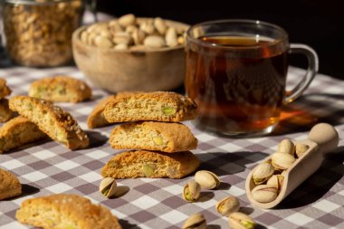 Biscotti Cantuccini Kurabiye Fıstıklı ve limonlu Shortbread. Bir fincan çay. Çay molası. Sağlıklı beslenme. Ev yapımı taze İtalyan kurabiyeleri cantucci rafları ve organik fıstık. Vejetaryen diyet vejetaryen. Beslenme