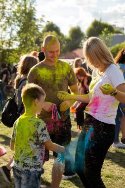 Gdansk, Polonya - Ağustos 2022. Holi Festivali Kutlamaları Mutlu gençlerden oluşan bir kalabalık renk festivali sırasında renkli Holi tozları atan insanların eğlencesine katılıyor. Dışarıda eğleniyoruz. 
