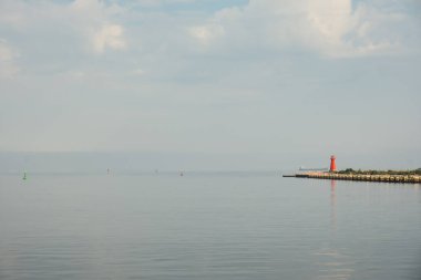 Mavi deniz hattındaki deniz feneri. Baltık Denizi 'nde güneşli bir günde dalgalar. Gdansk Polonya. Gemiden fenere yüzmek. Deniz suyu arka planı