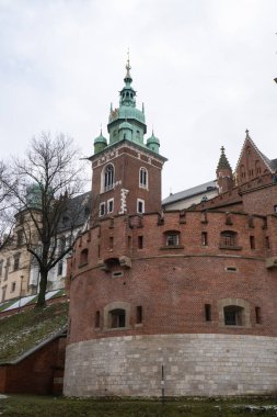 Wawel Kraliyet Kalesi, Krakow 'da, yağışlı ilkbahar havasında Polonya' da. Eski şehir Bahçeleri ve Krakow, Polonya 'daki tarihi şato. Seyahat merkezi turizm merkezi