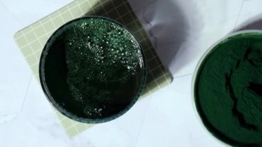 Mavi-yeşil yosun klorella ve spirulina tozu içkiye katar. Süper toz. Doğal alg takviyesi. Detoks süper yiyecek içeceği kokteyli. Besin kaynağı protein ve beta karoten. Sağlıklı