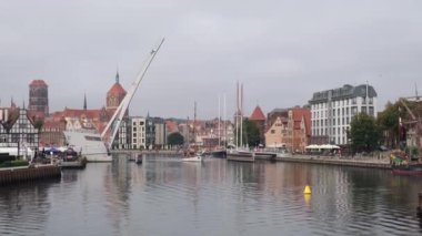 Gdansk şehri gemi manzaralı. Gdansk 'ın Motlawa nehri üzerindeki inanılmaz şehir manzarası. Seyahat turistik eğlence gemisi. Gemi Polonya 'daki Hel Adası' na gidiyor.