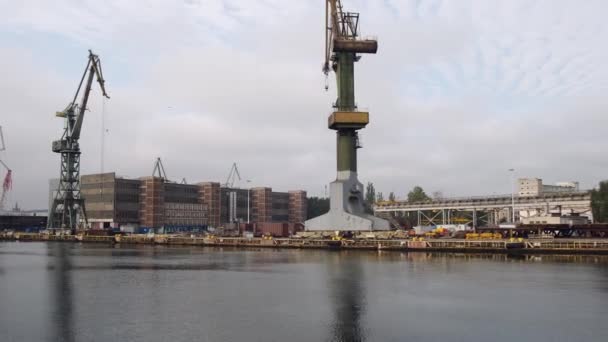 グダニスク ポーランド 5月2022観光旅行フェリー船はバルト海にMotlawa川を通過します 川の運河で泳ぐフェリーから川のPovによる環境汚染 工業用 — ストック動画