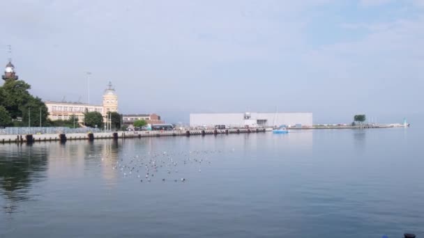 波兰格但斯克 2022年5月旅游渡船通过莫特拉瓦河到达波罗的海 渡船在运河上游泳时产生的Pov 从市中心的格但斯克老城出发的渡船游轮游轮 — 图库视频影像