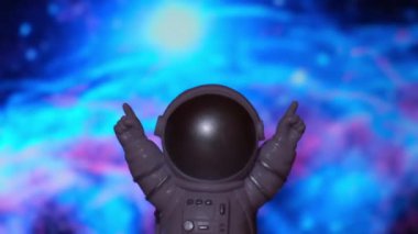 Astronot Oyuncak Uzay Adamı uzayın arka planında. Uzay ve uzay ticari uçuşları kavramı. Gezegenler üzerine çalışma. Yeni teknolojiler