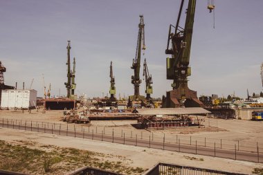 Gdansk Tersanesi 'ndeki sanayi binası, eski Lenin Tersanesi, prefabrikasyon atölyesi ve ağır vinçler büyük Polonya tersanesi. Gdansk Dayanışma Merkezi 'ndeki tarihi tersanede turnalar