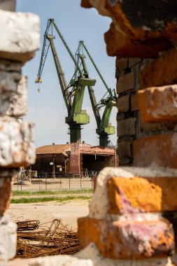 Gdansk Tersanesi 'ndeki sanayi binası, eski Lenin Tersanesi, prefabrikasyon atölyesi ve ağır vinçler büyük Polonya tersanesi. Gdansk Dayanışma Merkezi 'ndeki tarihi tersanede turnalar