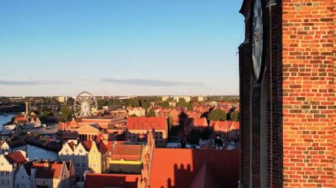 Güneşli bir günde Polonya 'nın Gdansk kentindeki güzel bir mimari. Ana Belediye Binası ve St. Mary Bazilikası 'nın insansız hava aracı görüntüsü. Yukarıdan Şehir Mimarisi. Avrupa Turist Çekimi