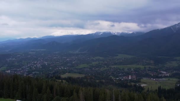 Vista Aérea Cidade Zakopane Sob Montanhas Tatra Retiradas Cordilheira Gubalowka — Vídeo de Stock
