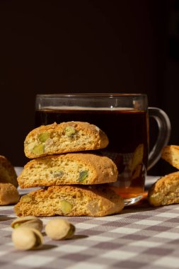 Biscotti Cantuccini Kurabiye Fıstıklı ve limonlu Shortbread. Bir fincan çay. Çay molası. Sağlıklı beslenme. Ev yapımı taze İtalyan kurabiyeleri cantucci rafları ve organik fıstıklar.