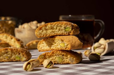 Biscotti Cantuccini Kurabiye Fıstıklı ve limonlu Shortbread. Sağlıklı beslenme. Ev yapımı taze İtalyan kurabiyeleri cantucci rafları ve organik fıstık. Vegan Diyet Vejetaryen