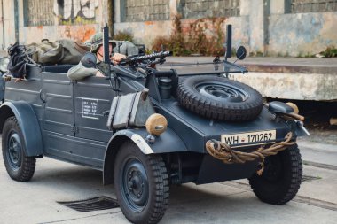 Hel, Polonya - Ağustos 2022 Askeri birlikler 3 Mayıs Polonya Anayasa Günü Vatanseverlik Töreni sırasında yürüyüşe geçti. Polonya silahlı kuvvetleri tanker askeri geçit töreni. Eski silahlar ve arabalar. Polonya ziyafeti