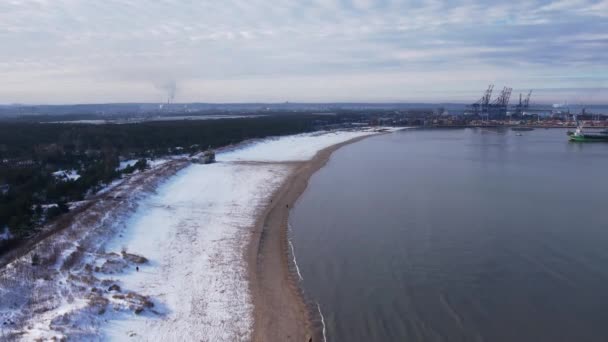 Widok Lotu Ptaka Żurawie Kanałowe Porcie Obszar Pokryty Śniegiem Plaża — Wideo stockowe