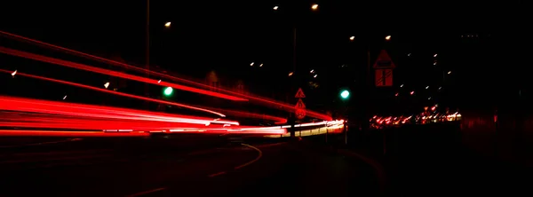 夜は車のライト 街路灯だ 夜の高速道路の街 長時間露光写真ナイトロード 道路上の赤い光の歩道の色のバンド 背景壁紙集中ぼやけた写真 — ストック写真