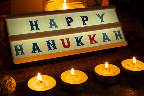 Cztery Świece Kalendarzem Adwentowym Lightbox Tekstem Happy Hanukkah Tradycyjne Spalanie — Zdjęcie stockowe