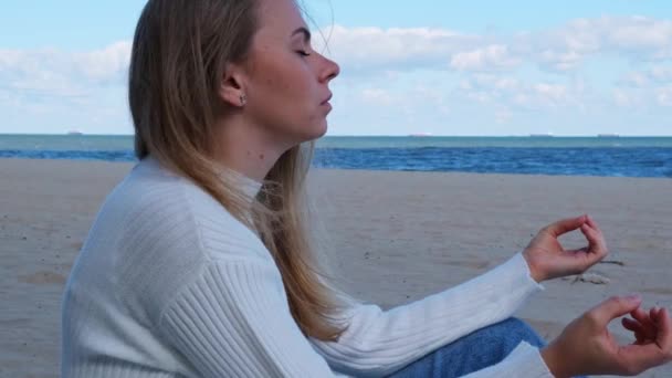 Ung Kvinna Mediterar Stranden Bredvid Havet Andningsövningar Välbefinnande För Psykisk — Stockvideo