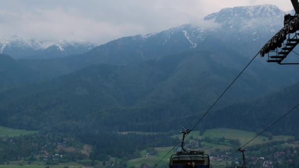 Stolslyft Med Utsikt Över Höstfjällen Kabelstolslift Zakopane Mountain Resort Polen — Stockvideo