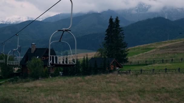 俯瞰秋天群山的椅子升降 波兰Zakopane山区度假胜地的电缆椅滑雪电梯 美丽的秋天风景 空滑道滑道吊椅移动滑道或滑道上的漏斗 — 图库视频影像