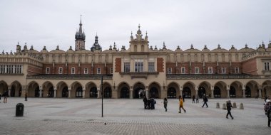 Krakow Meydanı Rynek Parlak Polonya. Krakow mimarisi, eski şehir mimarisi. Krakow Barok Mimarisi 'ndeki tarihi Roma Katolik Kilisesi Turistik Geziler 