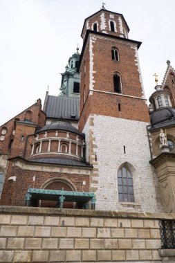 Wawel Kraliyet Kalesi, Krakow 'da, yağışlı ilkbahar havasında Polonya' da. Eski şehir Bahçeleri ve Krakow, Polonya 'daki tarihi şato. Seyahat merkezi turizm merkezi
