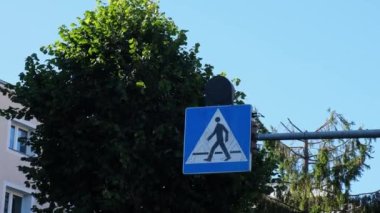 Avrupa 'da yaya yolu paylaşım tabelası. Yol tabelası caddeyi mavi gökyüzü ve yeşil ağaçların arka planında geçebilir.