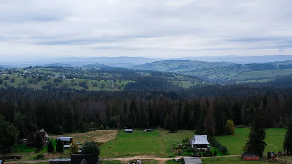 산맥에서 타트라 아래에 자코파네 마을의 공중에서 여름이나 봄에는 과푸른 폴란드의 — 스톡 사진