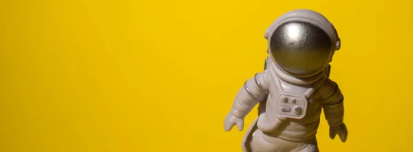Plast Leksak Astronaut Färgglada Gul Bakgrund Kopiera Utrymme Begreppet Utomjordisk — Stockfoto