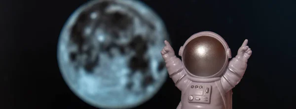 Plast Leksak Astronaut Månen Bakgrund Kopiera Utrymme Begreppet Utomjordisk Resa — Stockfoto