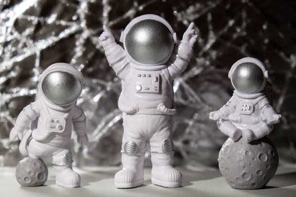 Tre Plastleksaker Figur Astronaut Silver Bakgrund Kopiera Utrymme Begreppet Utomjordisk — Stockfoto