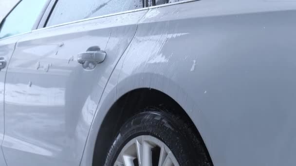 Washing Luxury Silver Car Touchless Car Wash Washing Sedan Car — Vídeo de Stock