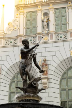 Polonya 'nın eski Gdansk kasabasındaki Neptune Çeşmesi heykeli. Neptün Çeşmesi ve belediye binası. Eski şehir turistik beldesi. Çekim