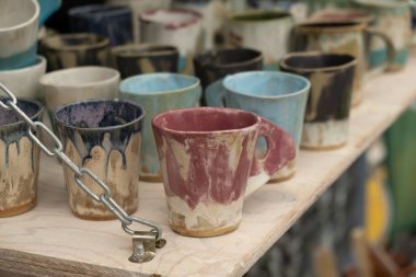 Gdansk, Polonya - 9 Ağustos 2022 Polonya kültürü - sokak pazarında halk ürünleri sergileniyor. Elle boyanmış kupalar. Gdansk Renkli Kupa Koleksiyonu 'ndaki Dominik Fuarı hediye dükkanının tezgahında.