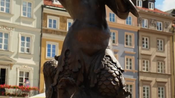 ワルシャワのマーメイド像 ポーランドのシュレンカWarzawska 旧市街市場広場のワルシャワのシンボル 観光名所 — ストック動画