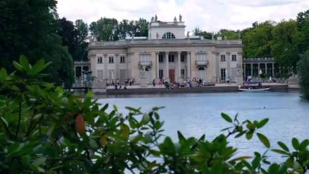 ワルシャワのLazienki公園観光地の島のバス古典主義宮殿 ポーランド ワルシャワのLazienkiロイヤルバスパーク 鏡湖の反射 夏の自然バロック様式の柱 — ストック動画