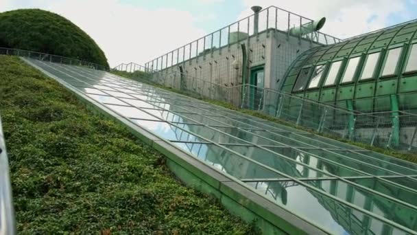 ワルシャワ ポーランド 2022年5月ワルシャワ大学図書館近代建築と緑の屋根の植物園 ヨーロッパ最大の屋上庭園の一つ 近代建築 — ストック動画