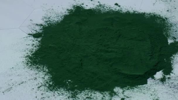 Kobieta Narysować Serce Niebiesko Zielone Algi Chlorella Proszek Spirulina Super — Wideo stockowe