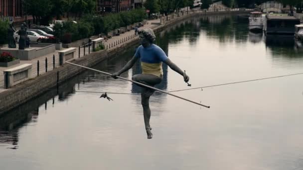 Brda River Bydgoszcz Man Crossing River Sculpture Man Balancing Wire — Wideo stockowe