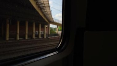 Hızlı trenin penceresinden demiryolu hattına bak. Trenlerde 4K İçişleri Görünümü boş pencere koltuğu kırsal pencere yan görünümünde hareket Train Travel sırasında ve seyahat